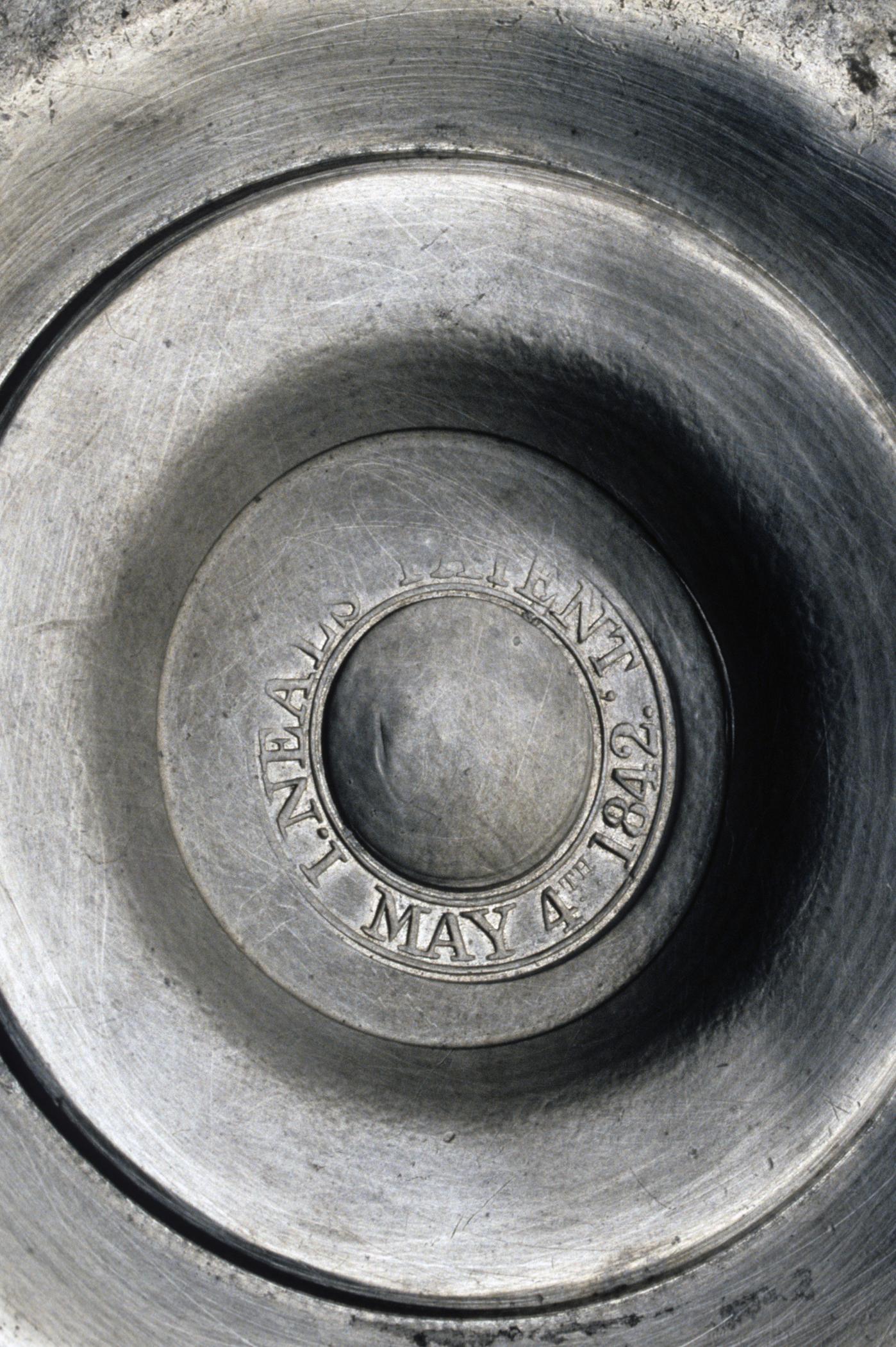 1997.0023 Pewter lamp (mark)