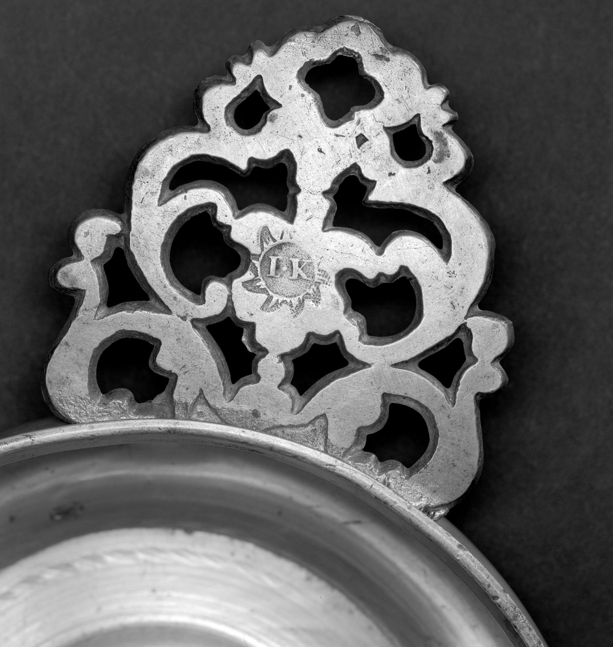 1958.0142 Pewter porringer (mark)