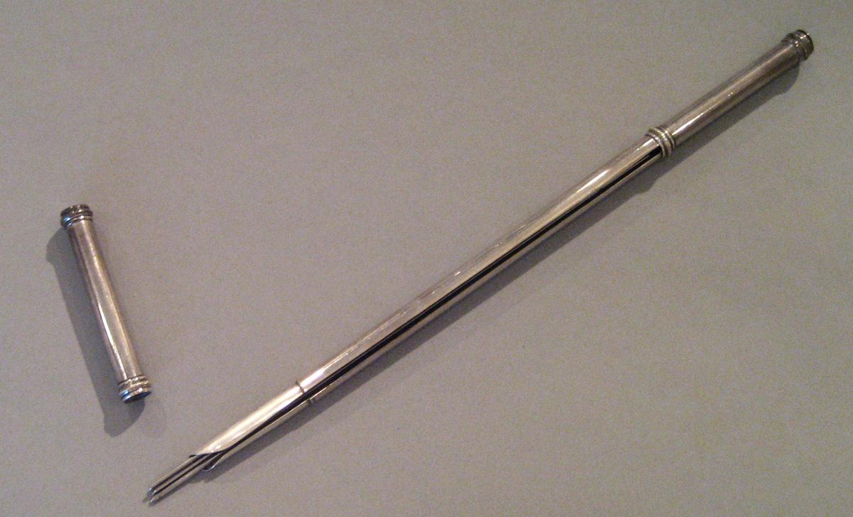 1998.0004.046.001-.006 Silver Needle Case open