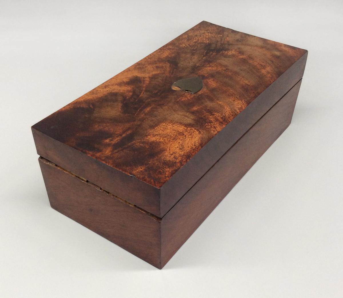 1958.0500 A- N Dressing case, view 2