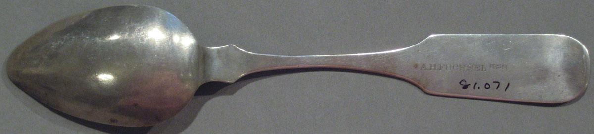 1998.0004.1076 spoon underside