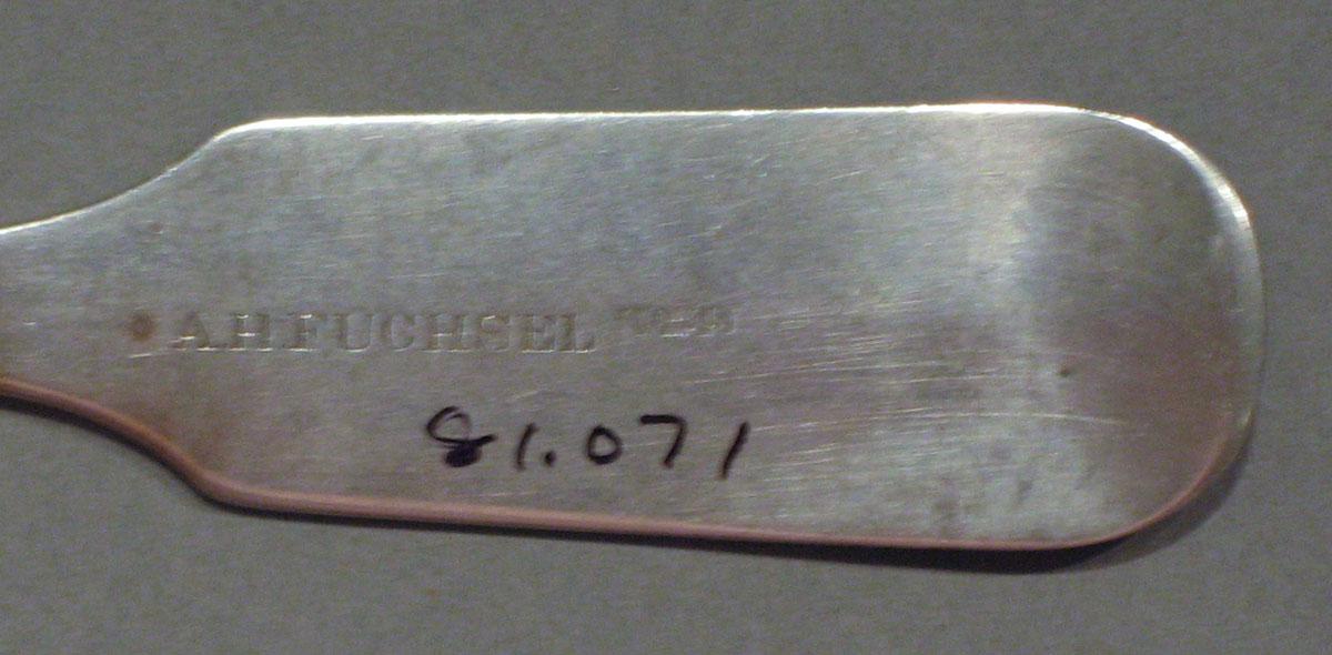 1998.0004.1076 spoon mark
