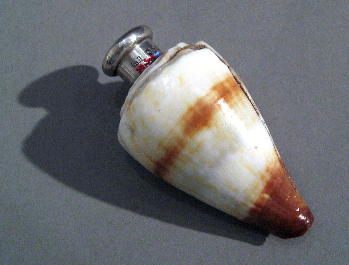 1958.0513 Bottle side 2