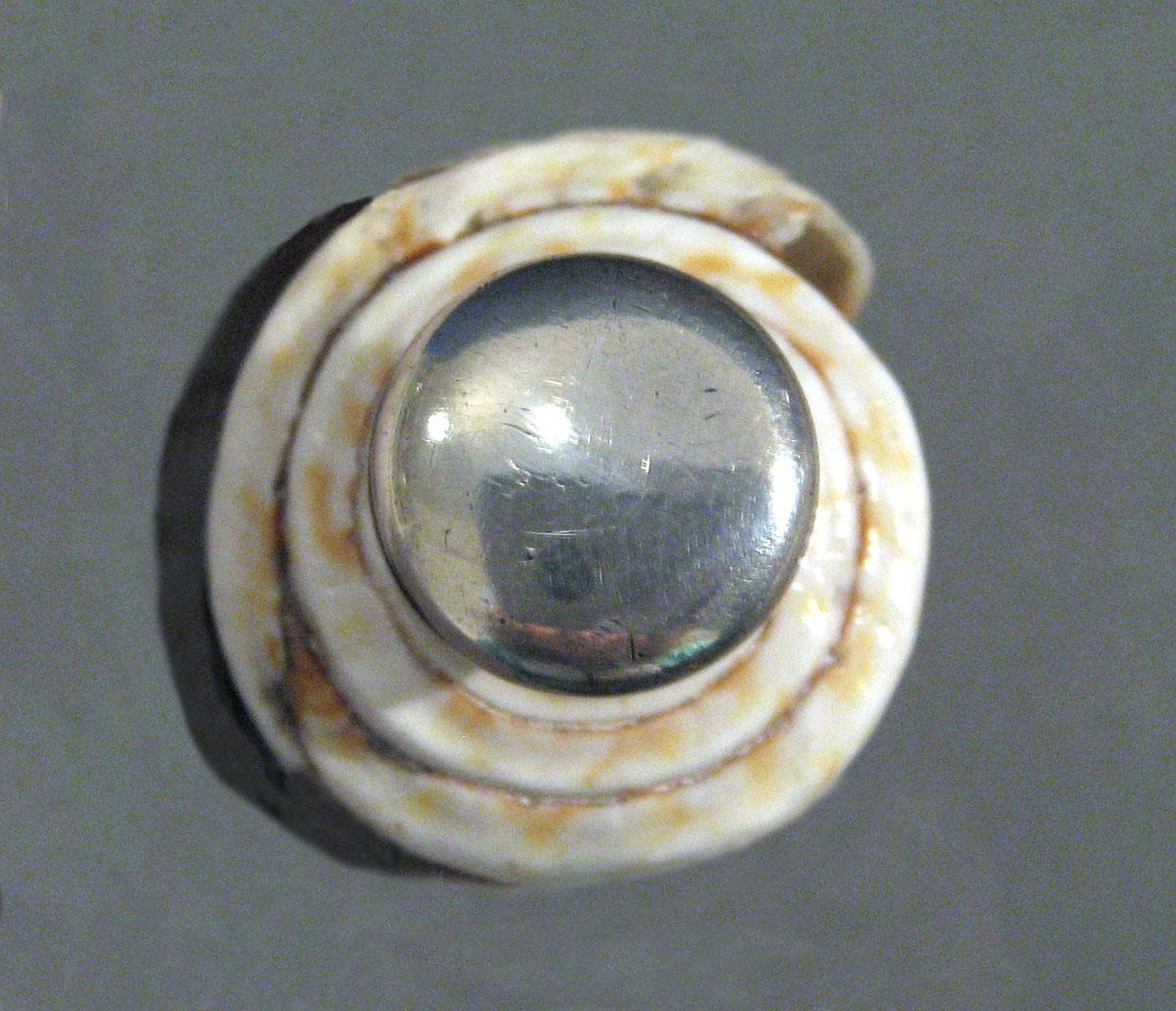 1958.0513 Bottle top view