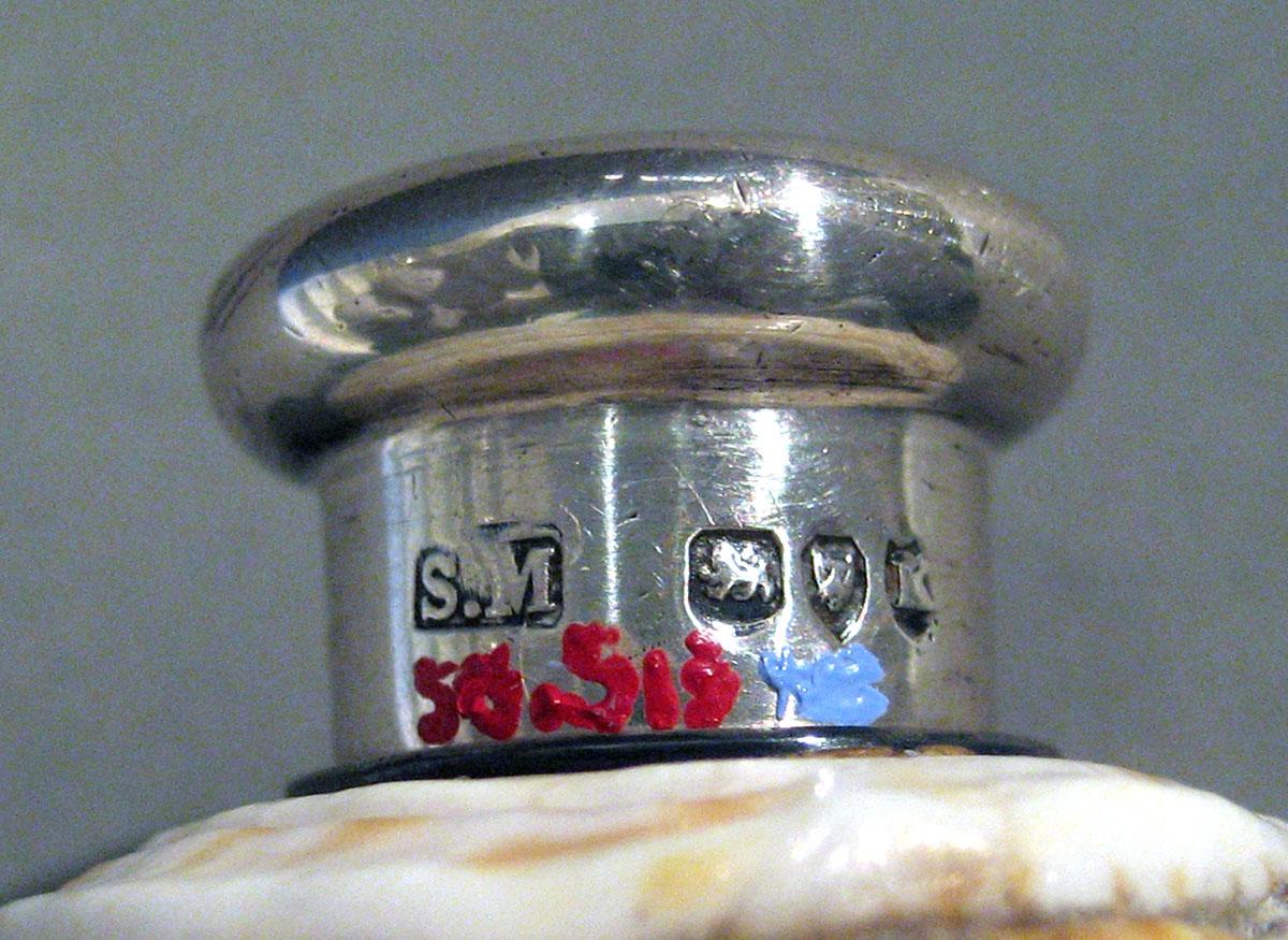 1958.0513 Bottle marks