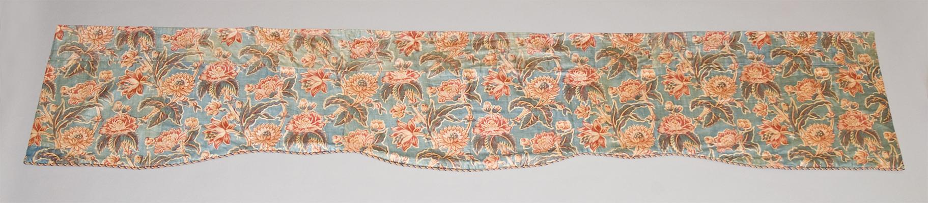 1952.0349  Window hanging, valance