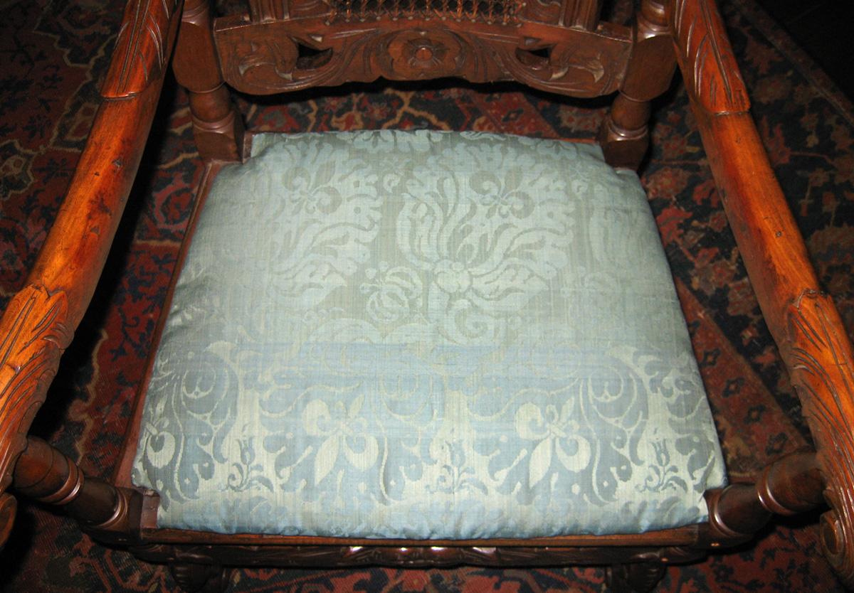 1958.0536 armchair and 1984.0647.003 cushion view 2