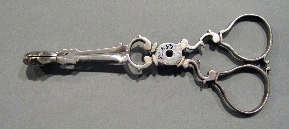 1998.0004.1289 Silver Tongs view 2