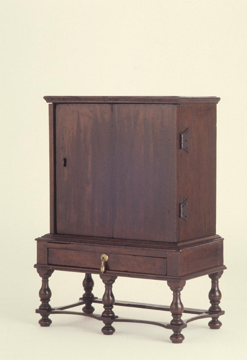 1958.0545 Chest of drawers