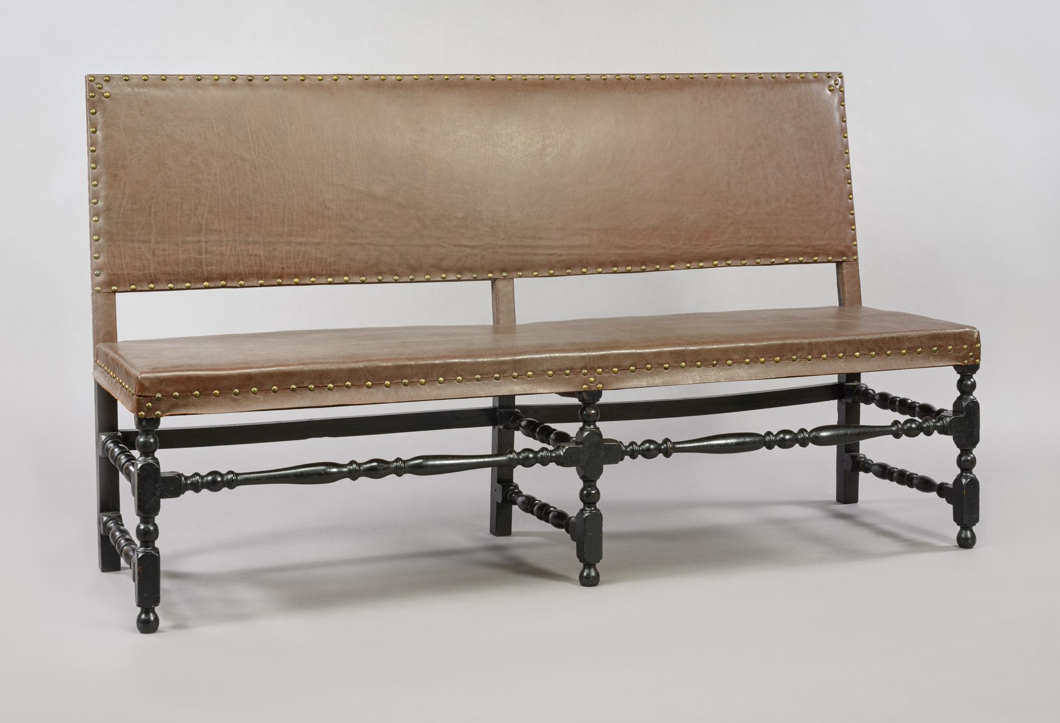 1958.0547 Couch, view 3