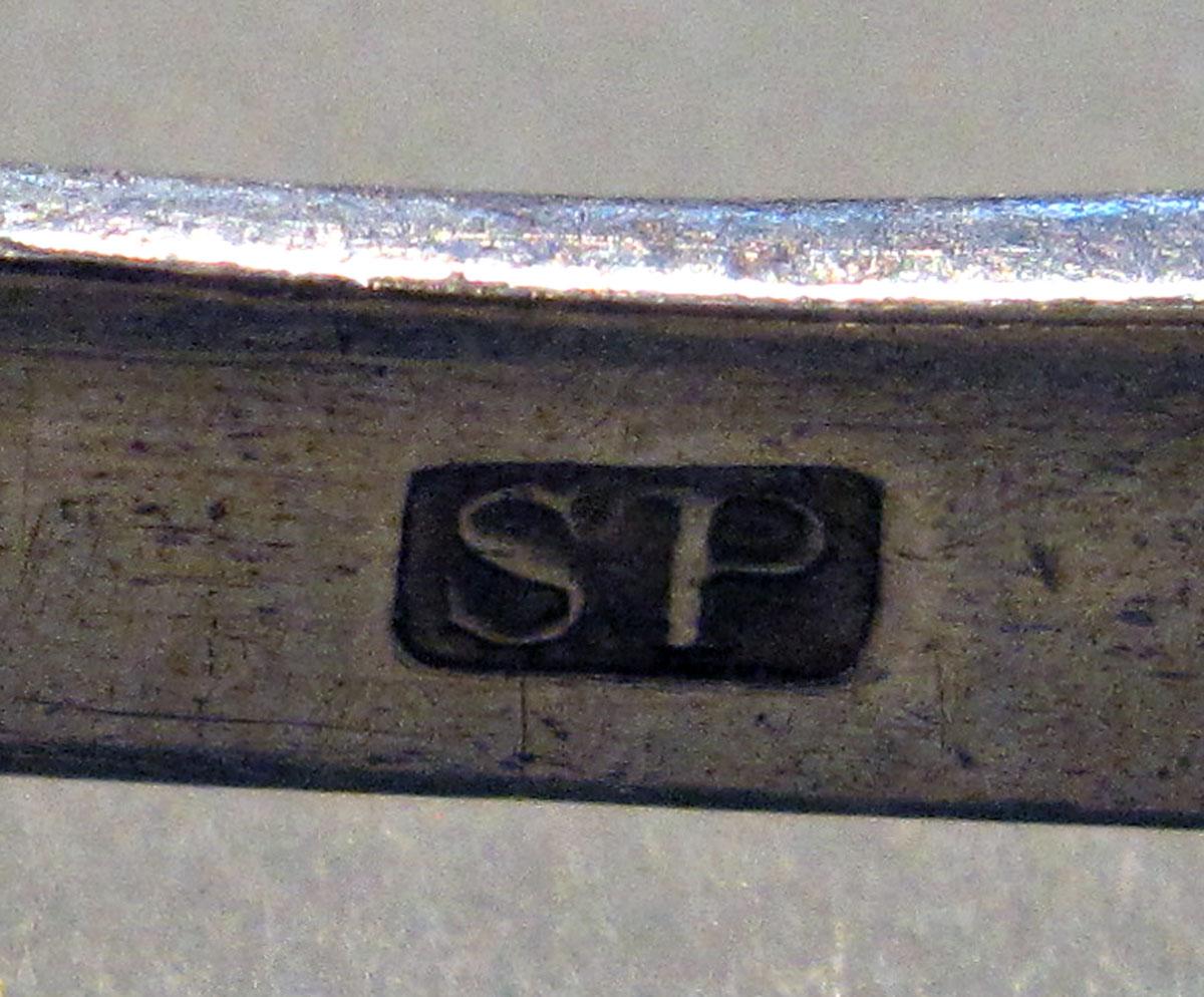 1998.0004.1376 Silver Tongs mark 1
