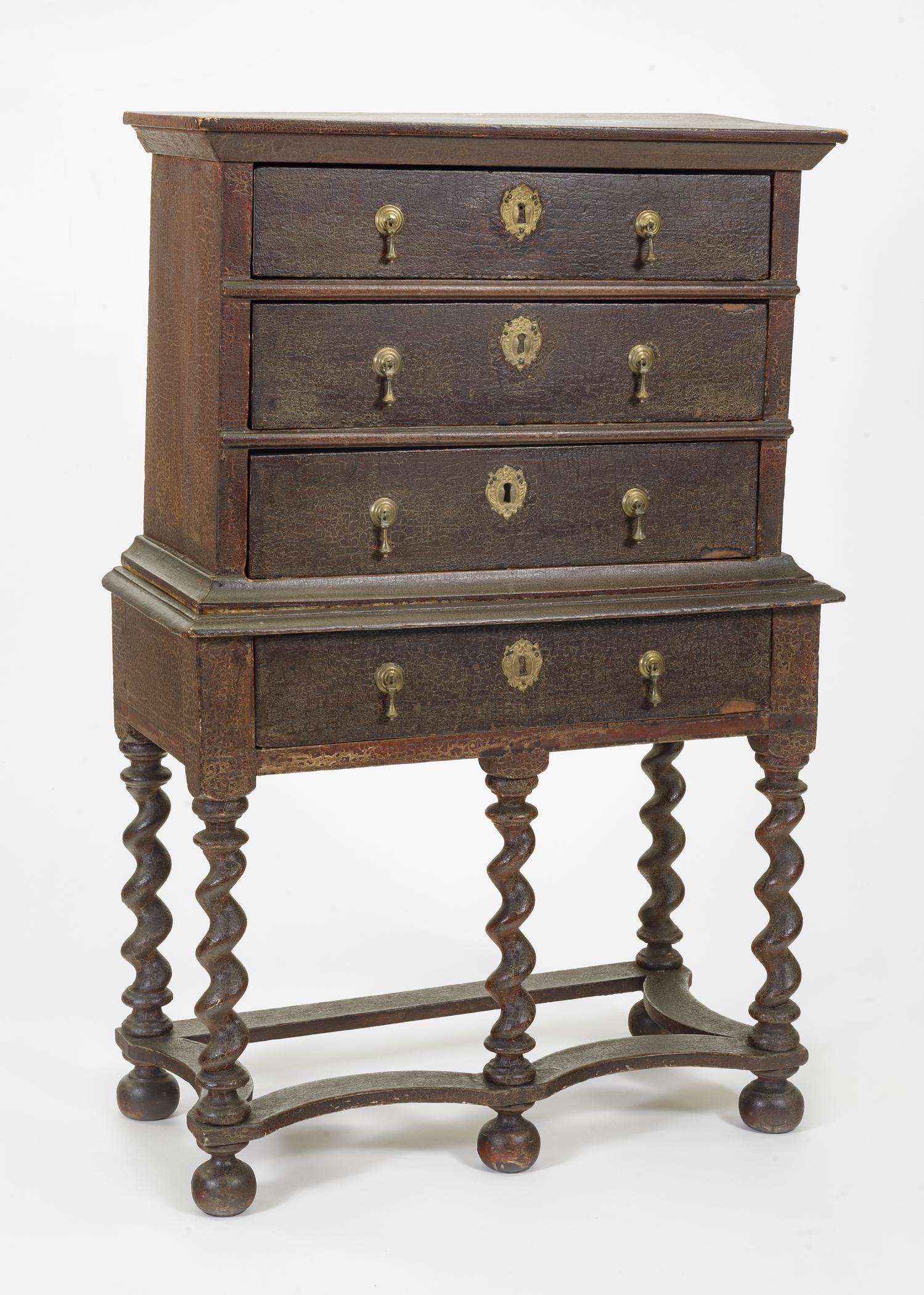 1958.0560 Chest of drawers, view 1
