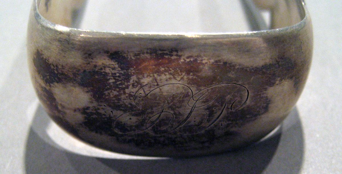 1998.0004.1519 Silver Tongs engraving