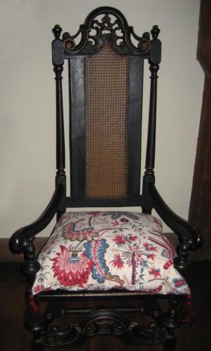 1958.0575 chair with 1984.0673.008 cushion view 2