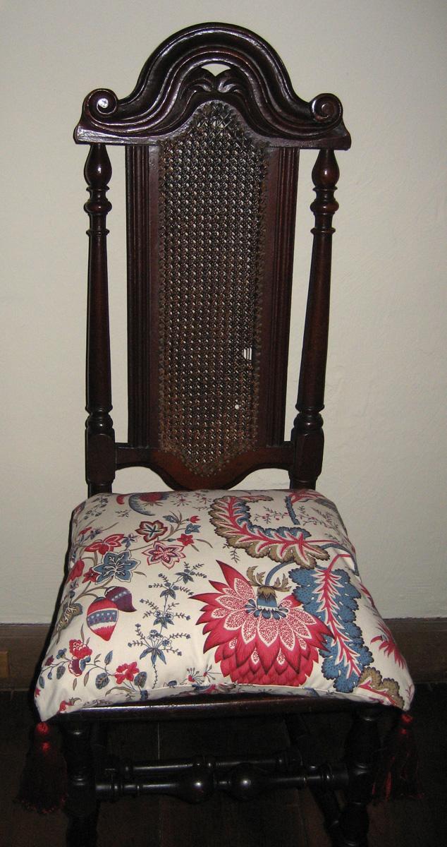 1958.0577 chair with cushion 1984.0673.002 view 2
