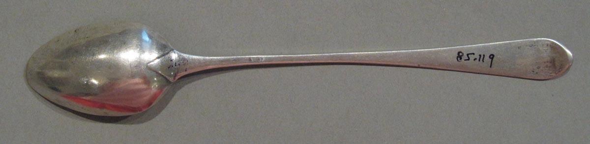 1998.0004.1735 spoon underside