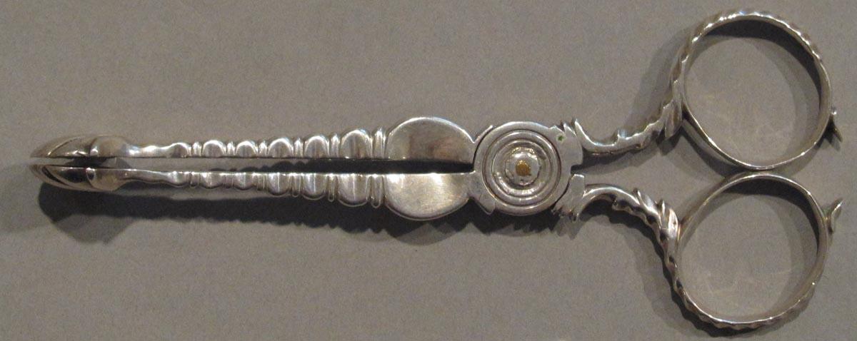 1998.0004.1819 tongs underside