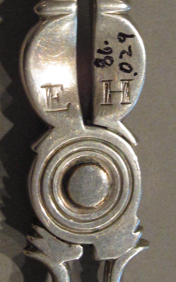 1998.0004.1819 tongs engraving