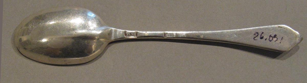1998.0004.1821.002 spoon underside