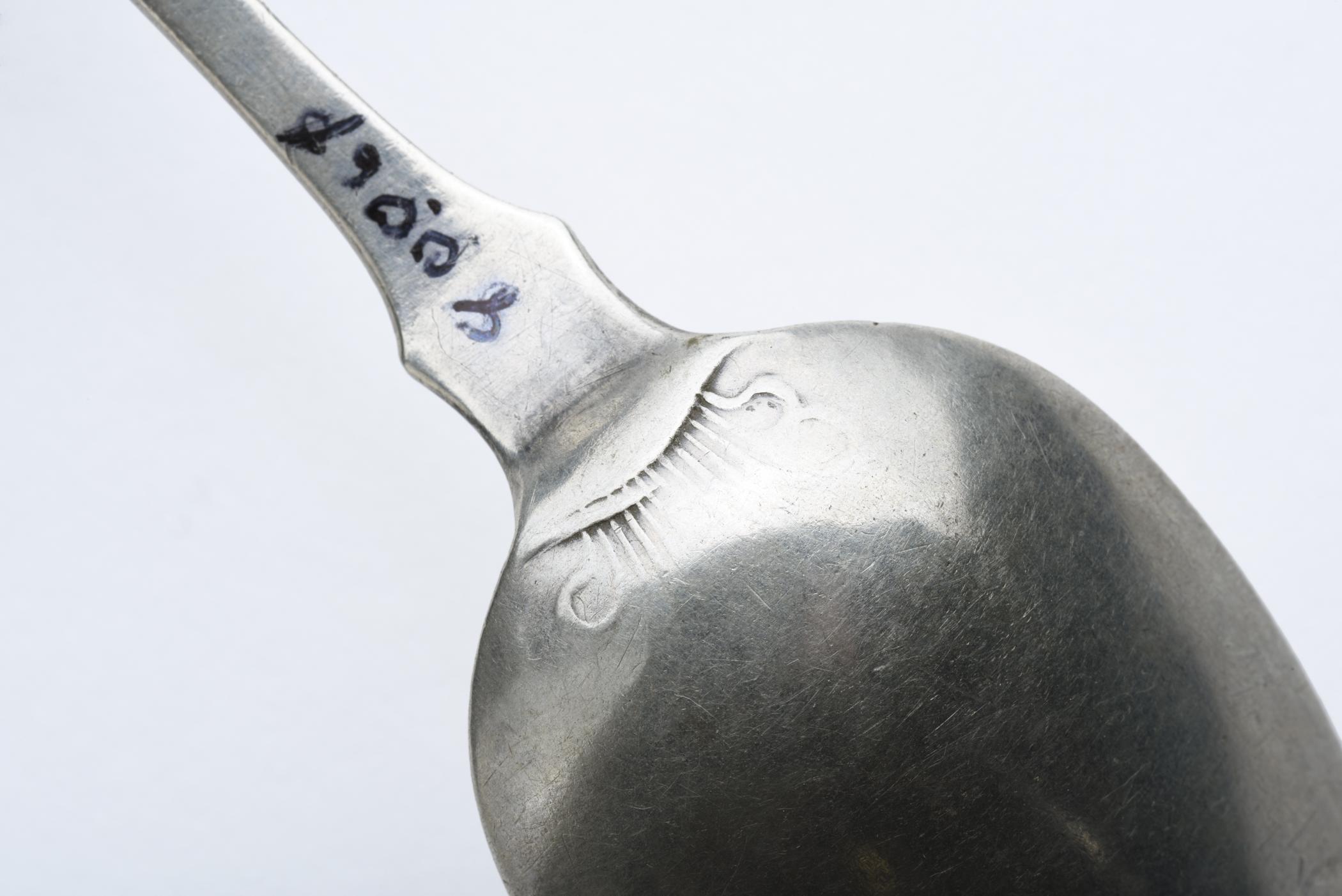 1998.0004.1851 Spoon, detail 3