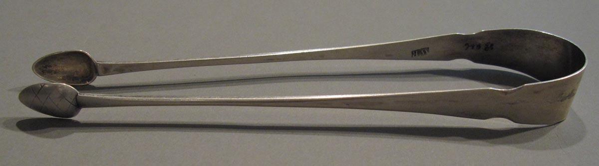 1998.0004.3052 tongs side view