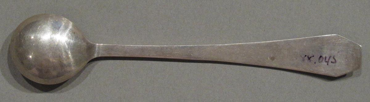 1998.0004.3071.001 spoon underside