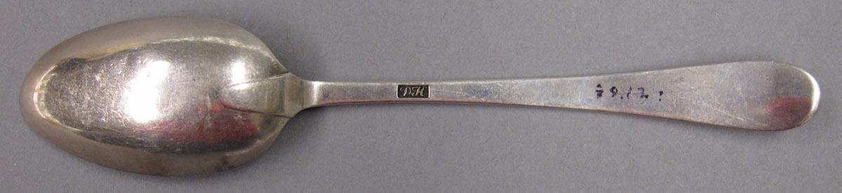 1998.0004.351 spoon underside