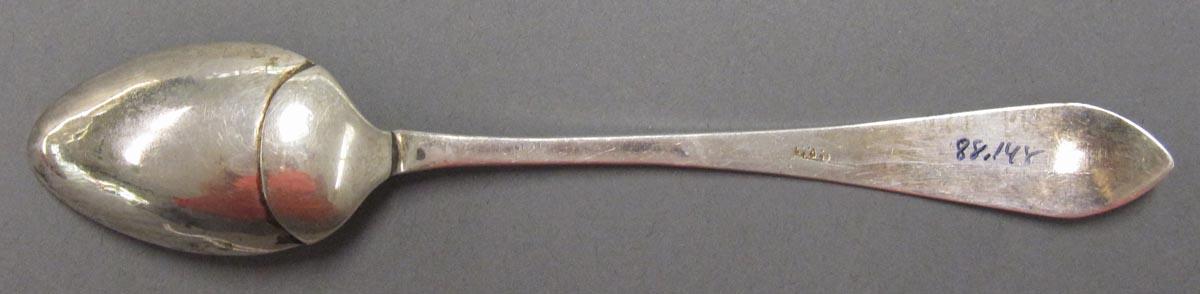 1998.0004.3171.001 spoon underside