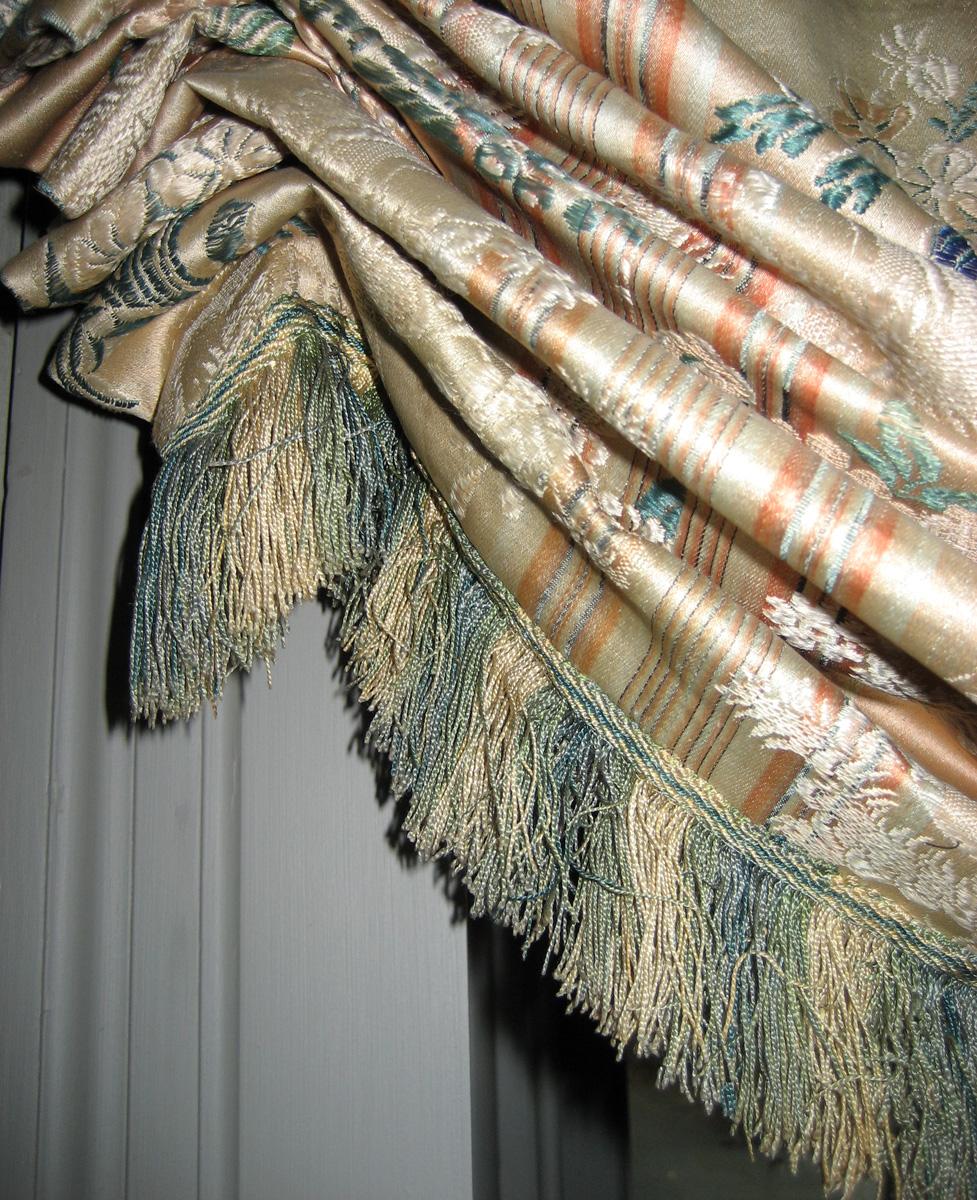 1958.0617 valance fringe detail