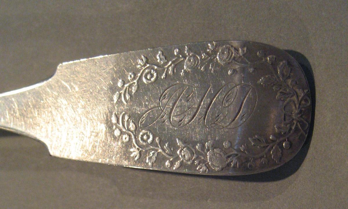 1998.0004.335 Spoon, Teaspoon (inscription)