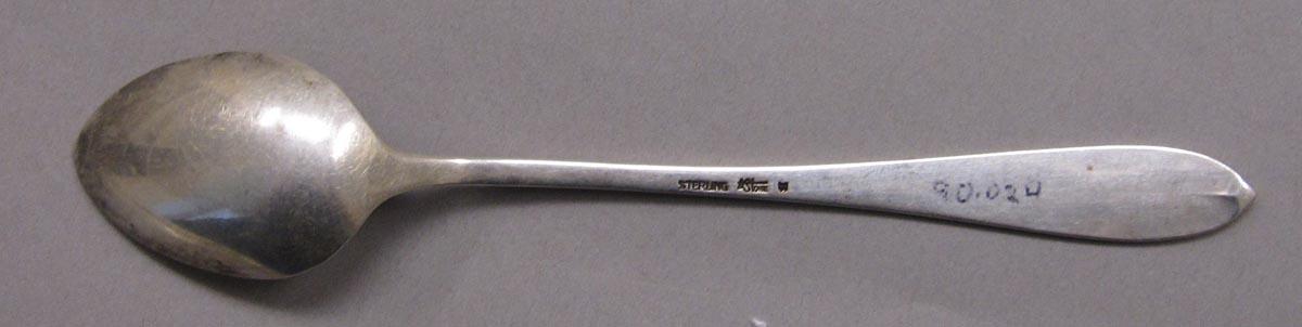 1998.0004.3382 spoon underside