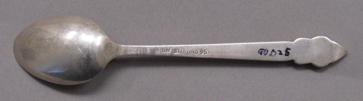 1998.0004.3383 spoon underside