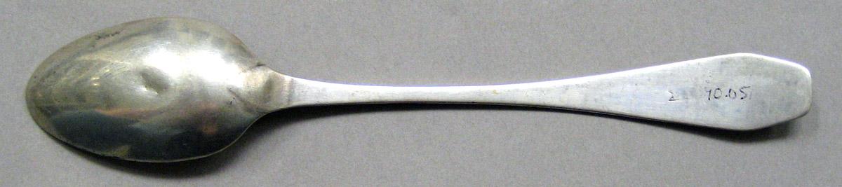1998.0004.3407.001 Silver spoon underside