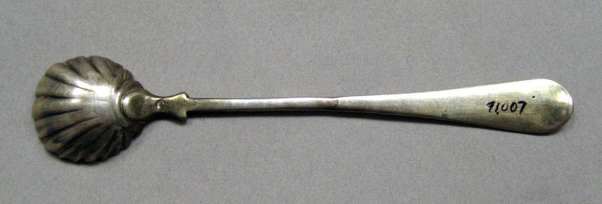 1998.0004.3507.001 Silver salt spoon underside