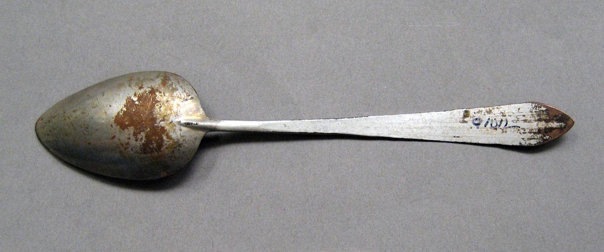 1998.0004.3512.001 Silver spoon underside