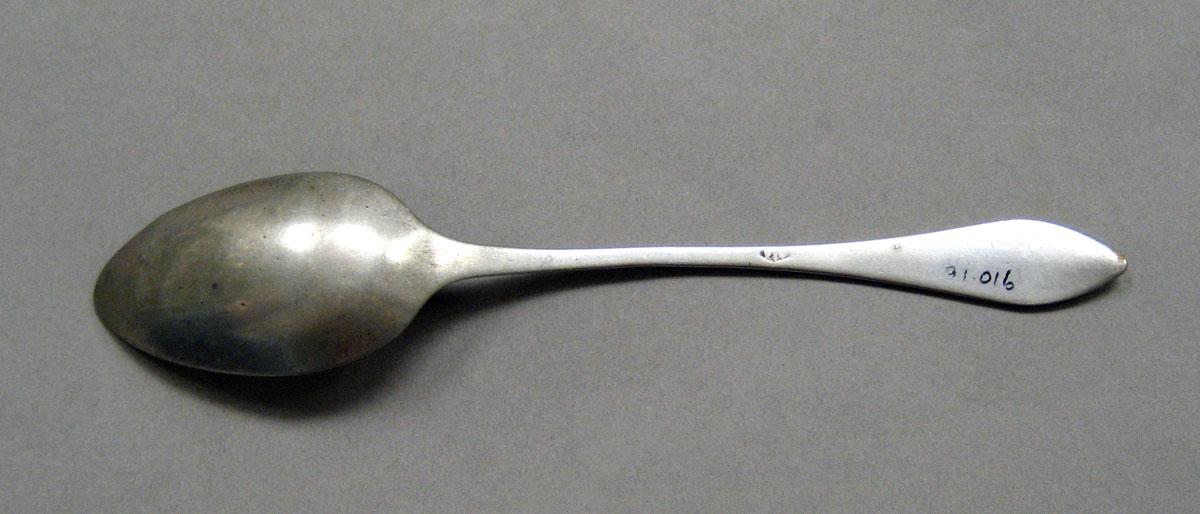 1998.0004.3516.002 Silver spoon underside