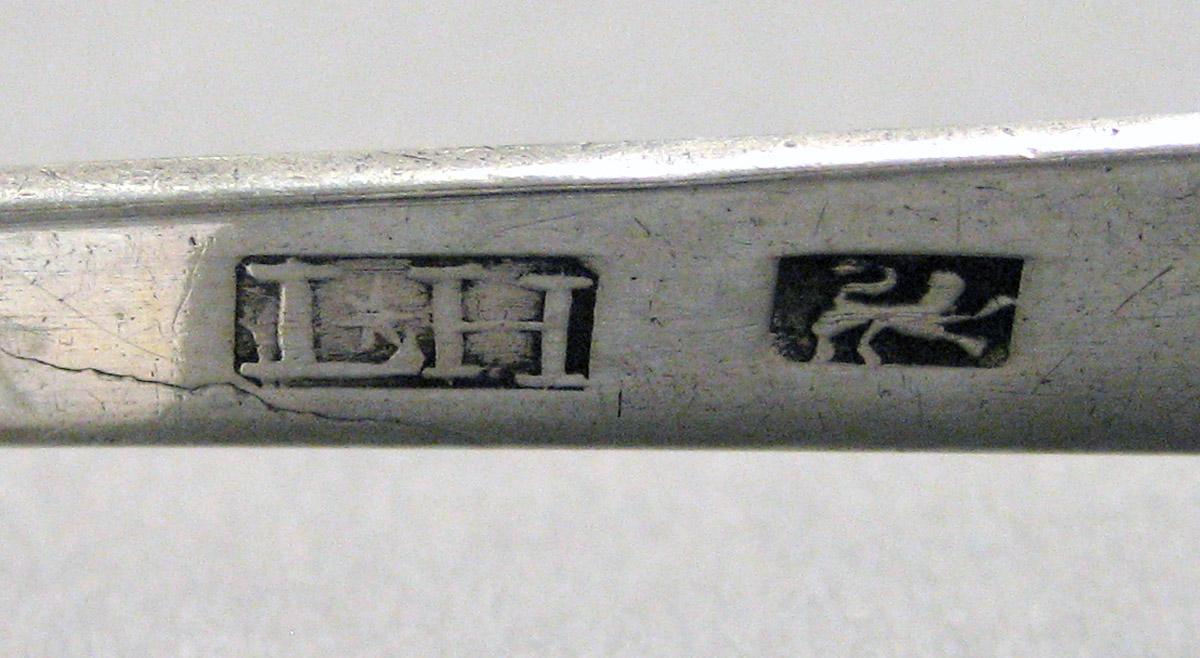 1998.0004.3616 Silver tongs mark 1