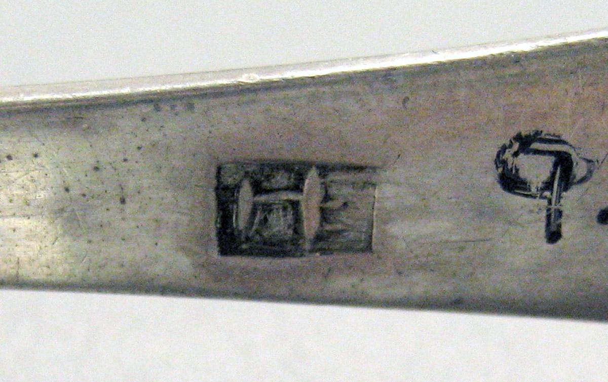 1998.0004.3652 Silver tongs mark 1