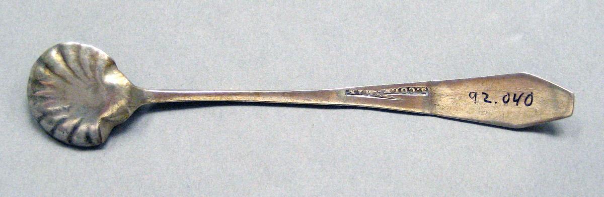 1998.0004.3665 Silver spoon underside