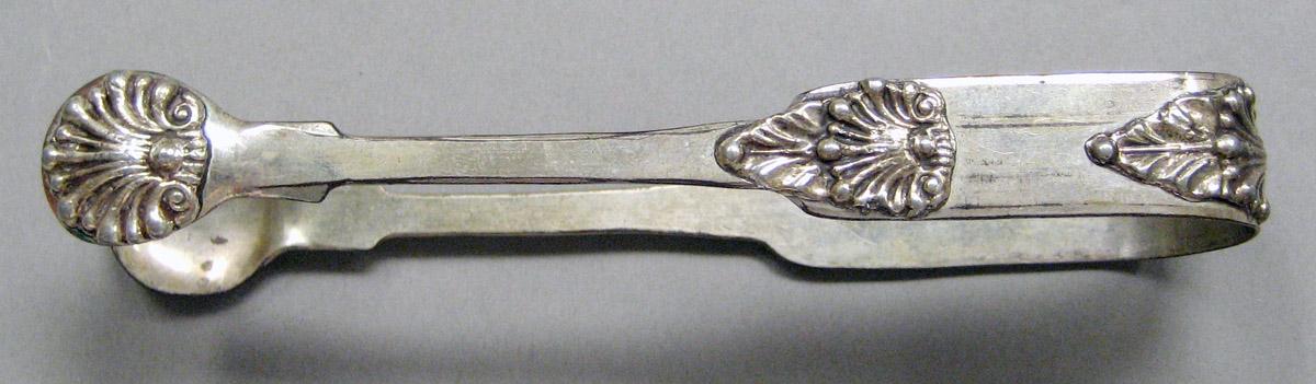 1998.0004.3678 Silver tongs side