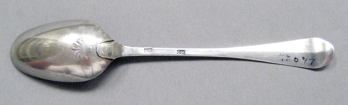 1998.0004.3702.003 Silver spoon underside