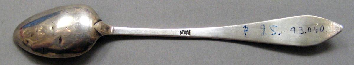 1998.0004.3783 Silver Spoon underside