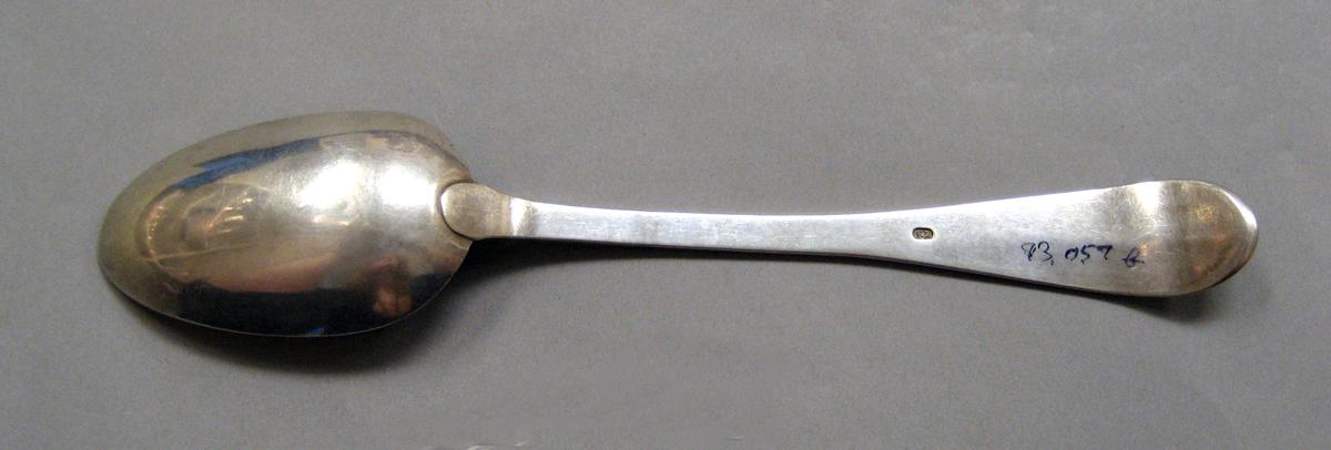 1998.0004.3800.001 Silver spoon underside