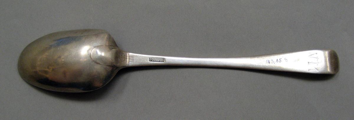 1998.0004.3801.001 Silver spoon underside