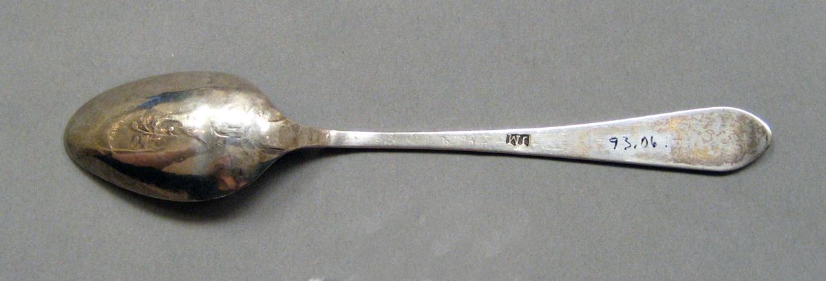 1998.0004.3804.001 Silver spoon underside