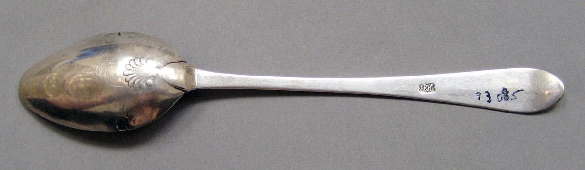 1998.0004.3828 Silver Spoon underside