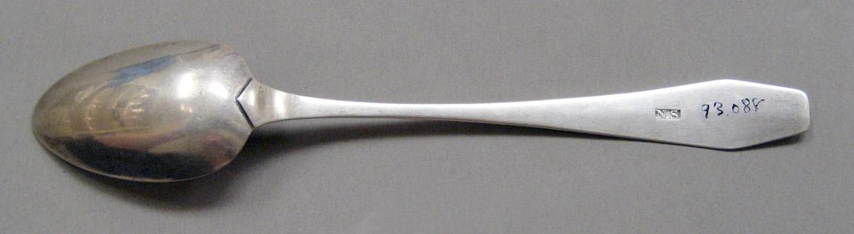 1998.0004.3831 Silver Spoon underside