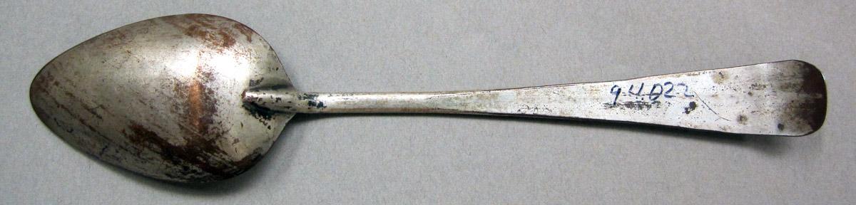 1998.0004.3864 Silver Spoon underside