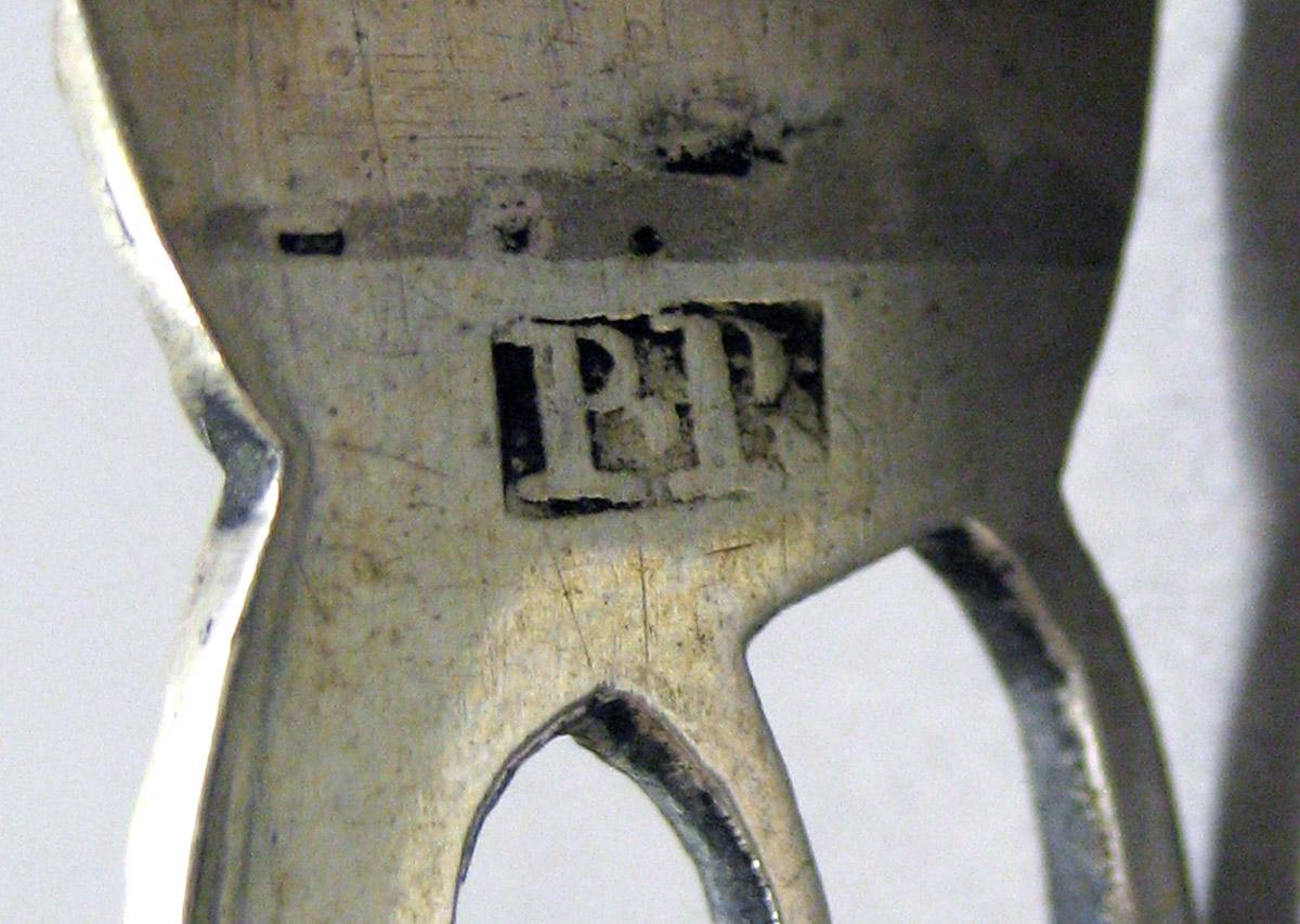 1998.0004.3876 Silver Tongs mark 1
