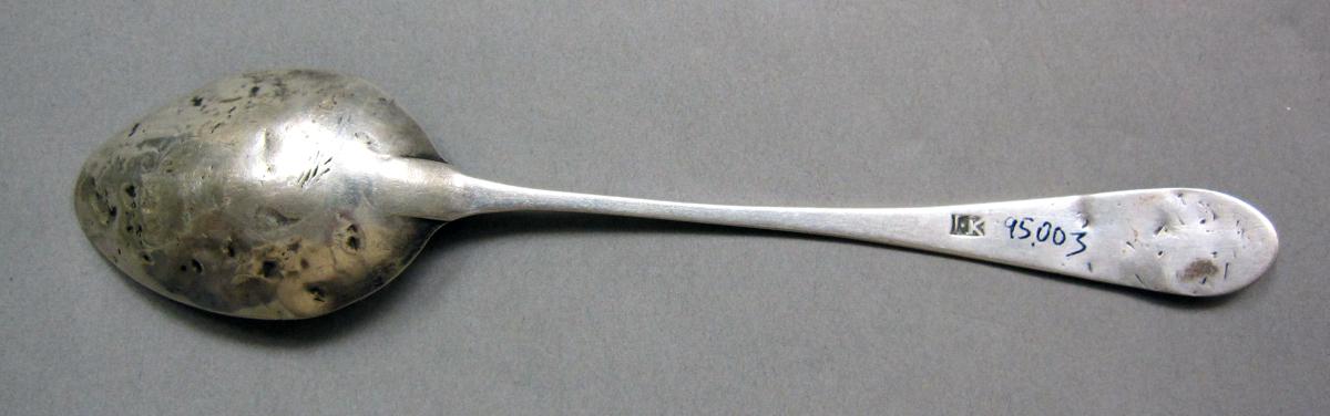1998.0004.3916 Silver spoon underside
